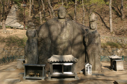 굴불사터 사면석불. 아미타불과 좌우로 협시보살인 관세음보살과 대세지보살을 모셨다. 